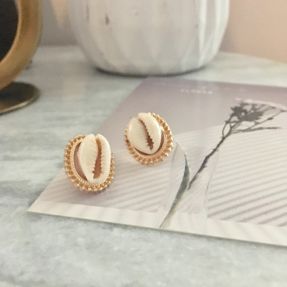 Polished Shell Royal Heirloom Gold Studded Earring - Picture 2 of 8